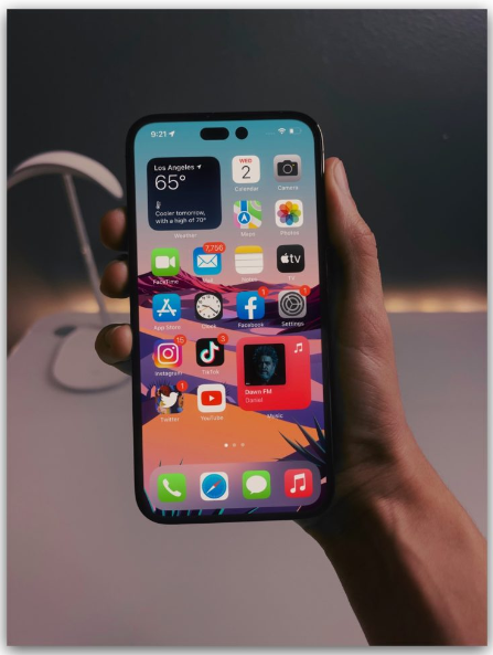 没了浏海的iPhone 14 用起来是这种感觉，这2 张实拍照你看的习惯吗？