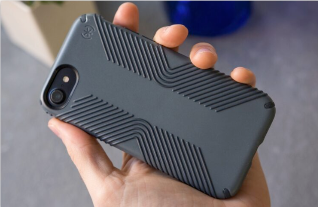 iPhone 充电充到一半就卡住？苹果官方说是保护壳的问题