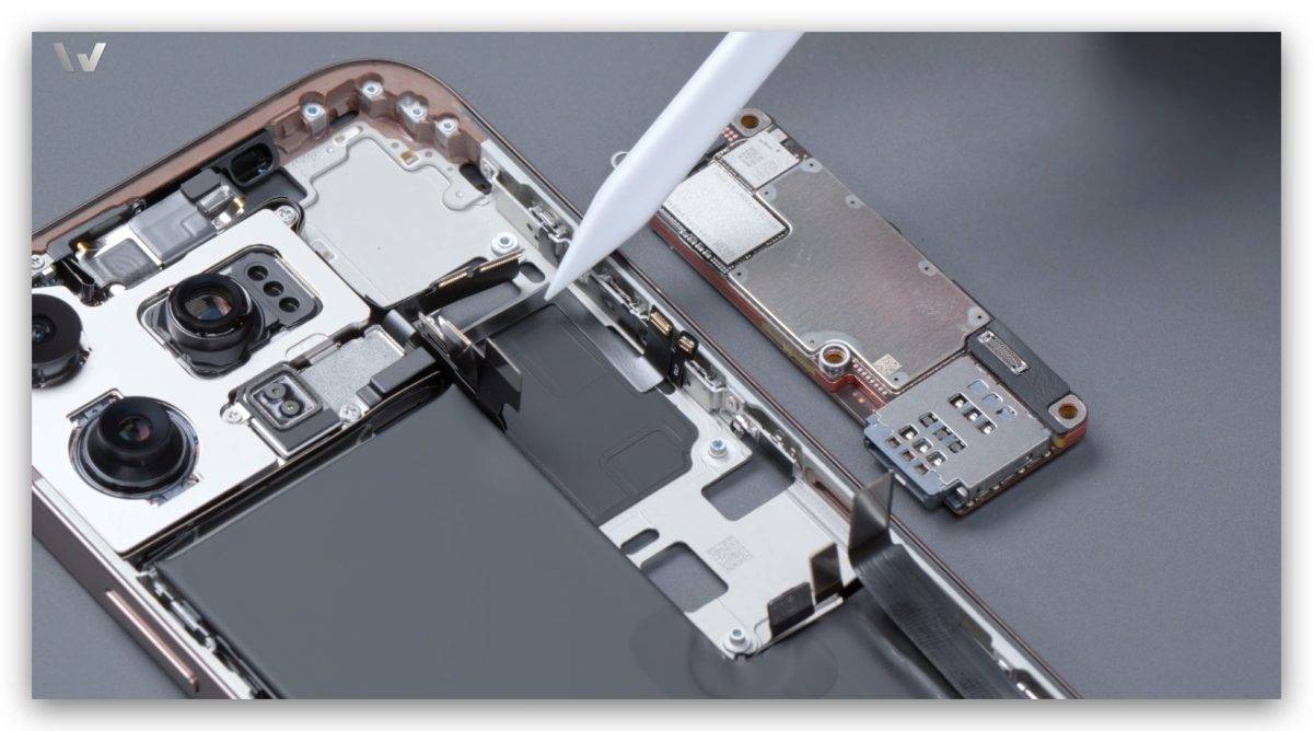iPhone 16 Pro 拆解报告：散热有加料、16 Pro 采用金属外壳电池、相机控制钮超精密