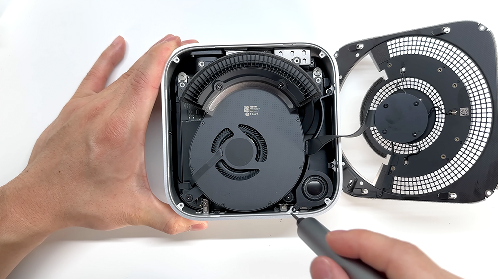 M4 Mac mini 采用可拆卸 SSD 模块化设计，已有成功改装扩充至 2TB 案例