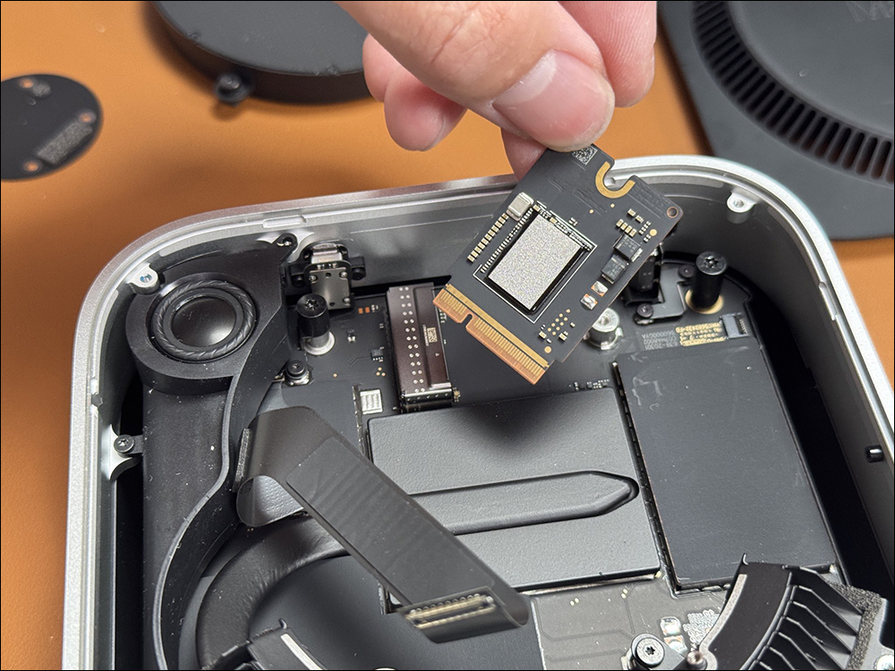 M4 Mac mini 采用可拆卸 SSD 模块化设计，已有成功改装扩充至 2TB 案例