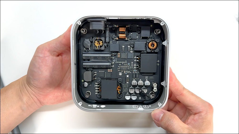 M4 Mac mini 采用可拆卸 SSD 模块化设计，已有成功改装扩充至 2TB 案例