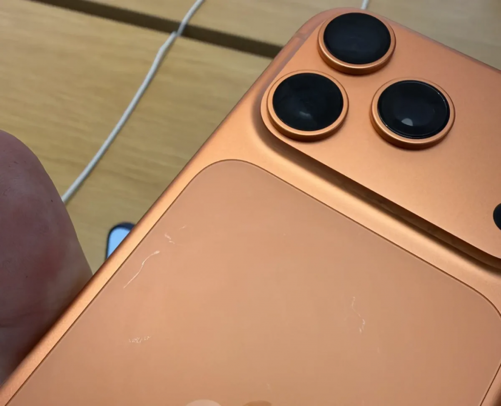 iPhone 17「藏蓝、黑色」更容易刮伤？ 不到半天展示机已出现磨损痕迹